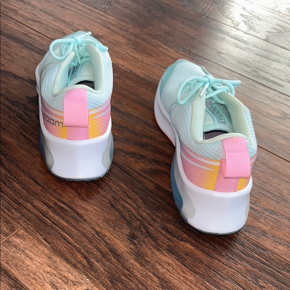 Girls size 3.5 Nike Air Zoom Sneakers in Pastel Blue and Pink - Picture 4 of 6